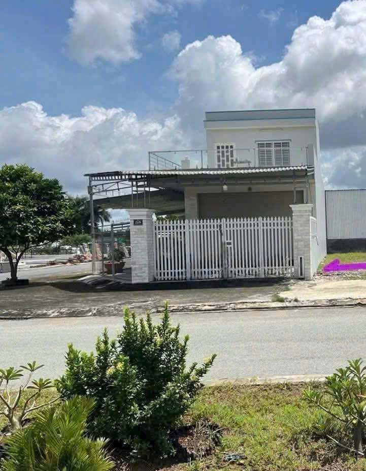 Bán nhà góc 2mt trong KDC Hưng Gia, thị trấn Bến Lức dt 237,5m2 1 lầu 3pn 2wc giá chốt 9,8 tỷ 5