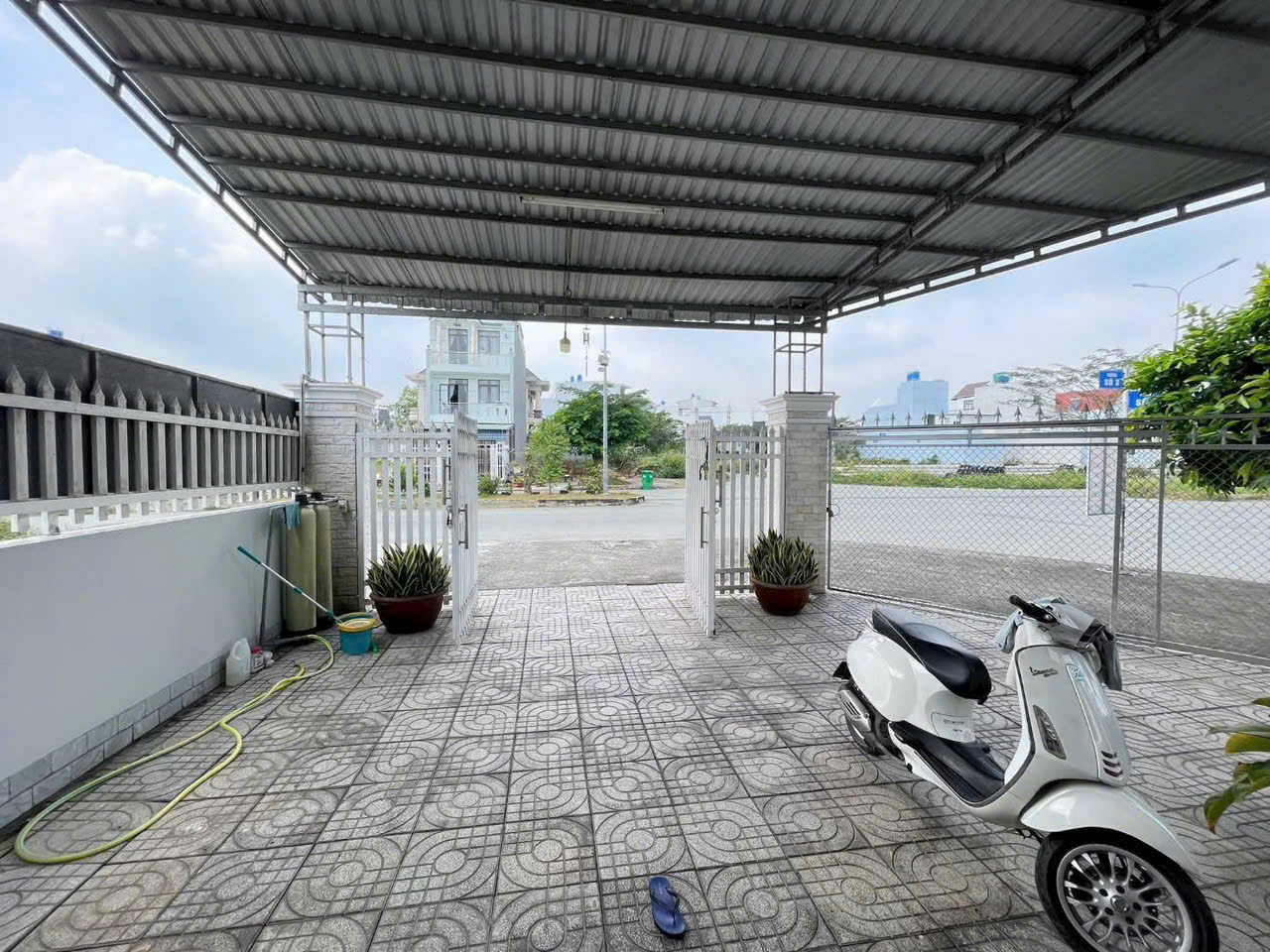 Bán nhà góc 2mt trong KDC Hưng Gia, thị trấn Bến Lức dt 237,5m2 1 lầu 3pn 2wc giá chốt 9,8 tỷ 7