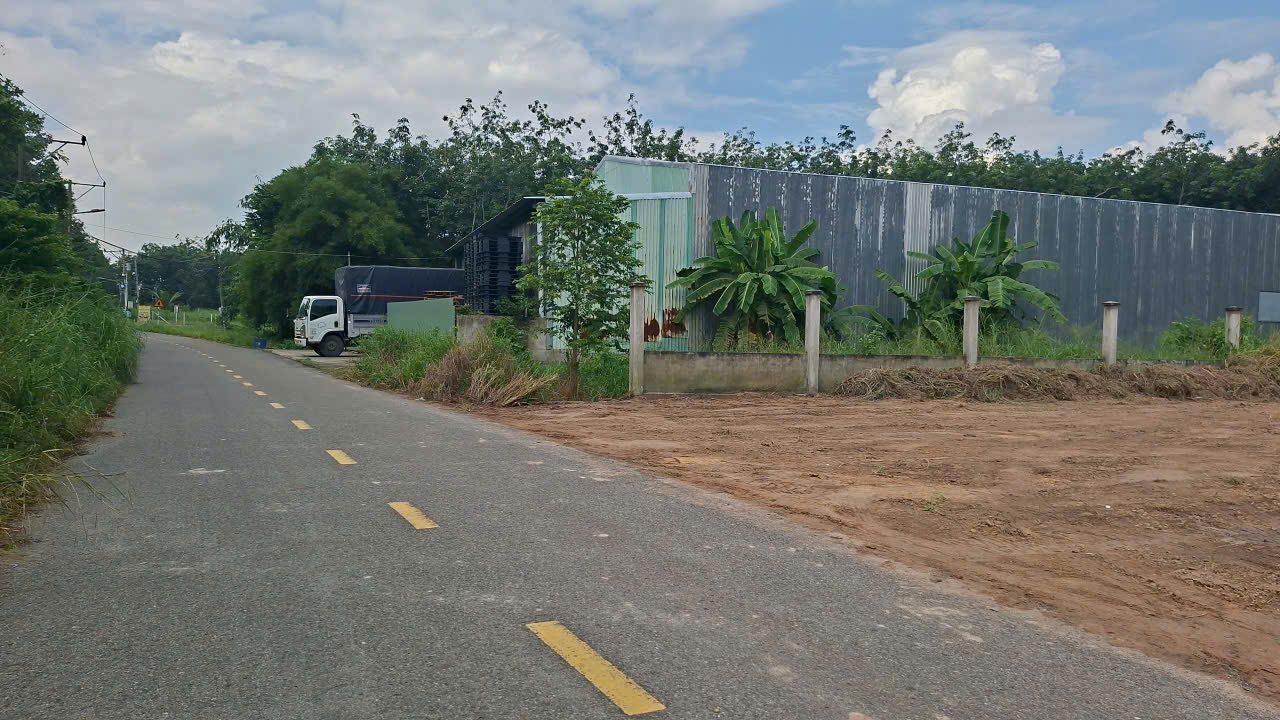 Bán đất mặt tiền Lai Hưng 137, Bến Cát tdt 1258m2 ( 300m2 thổ ) giá 7 tỷ 2