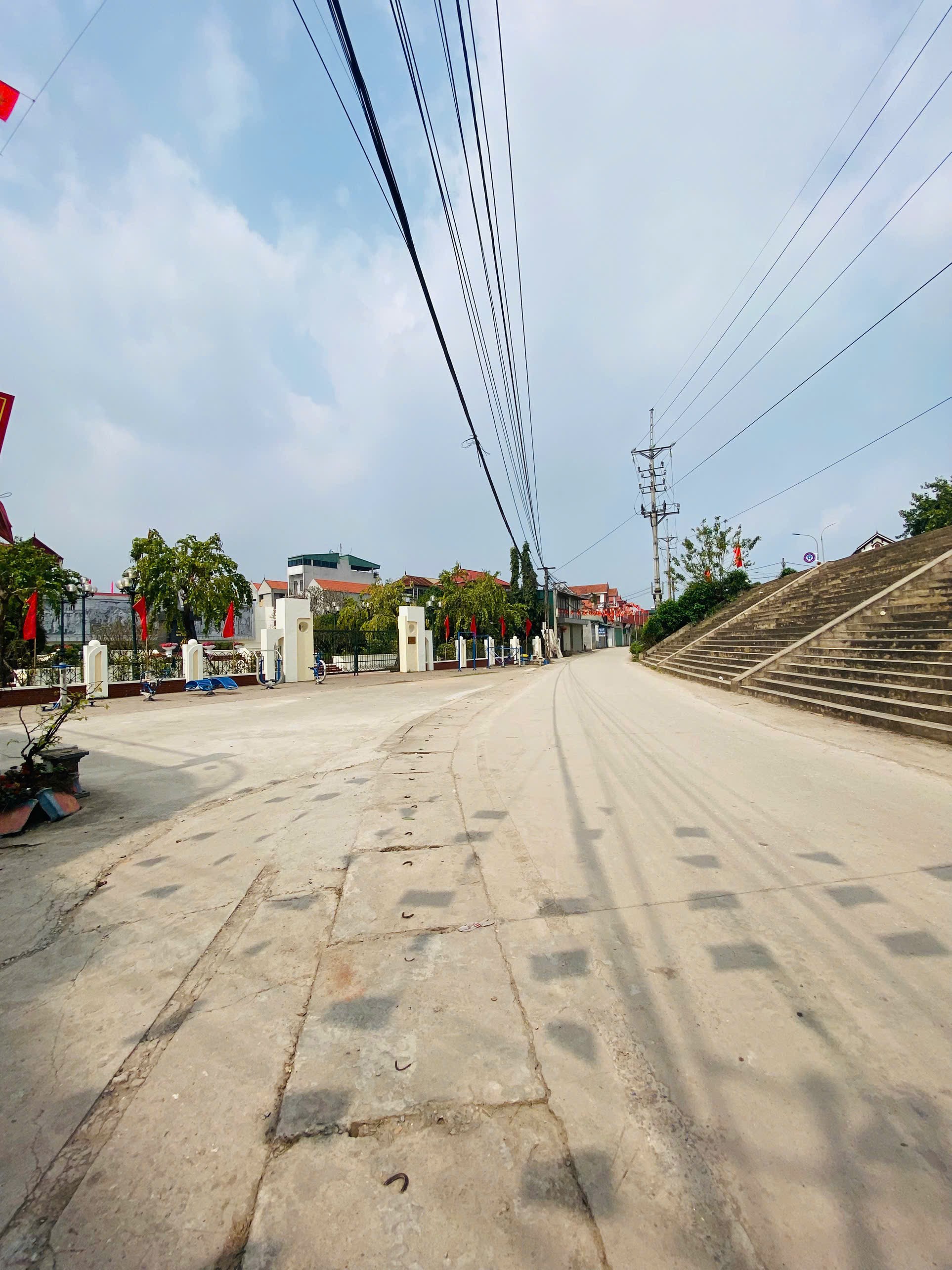 51M ĐẤT TRUNG CHÂU B – SÁT THƯỢNG MỖ – Ô TÔ ĐỖ CỬA 3