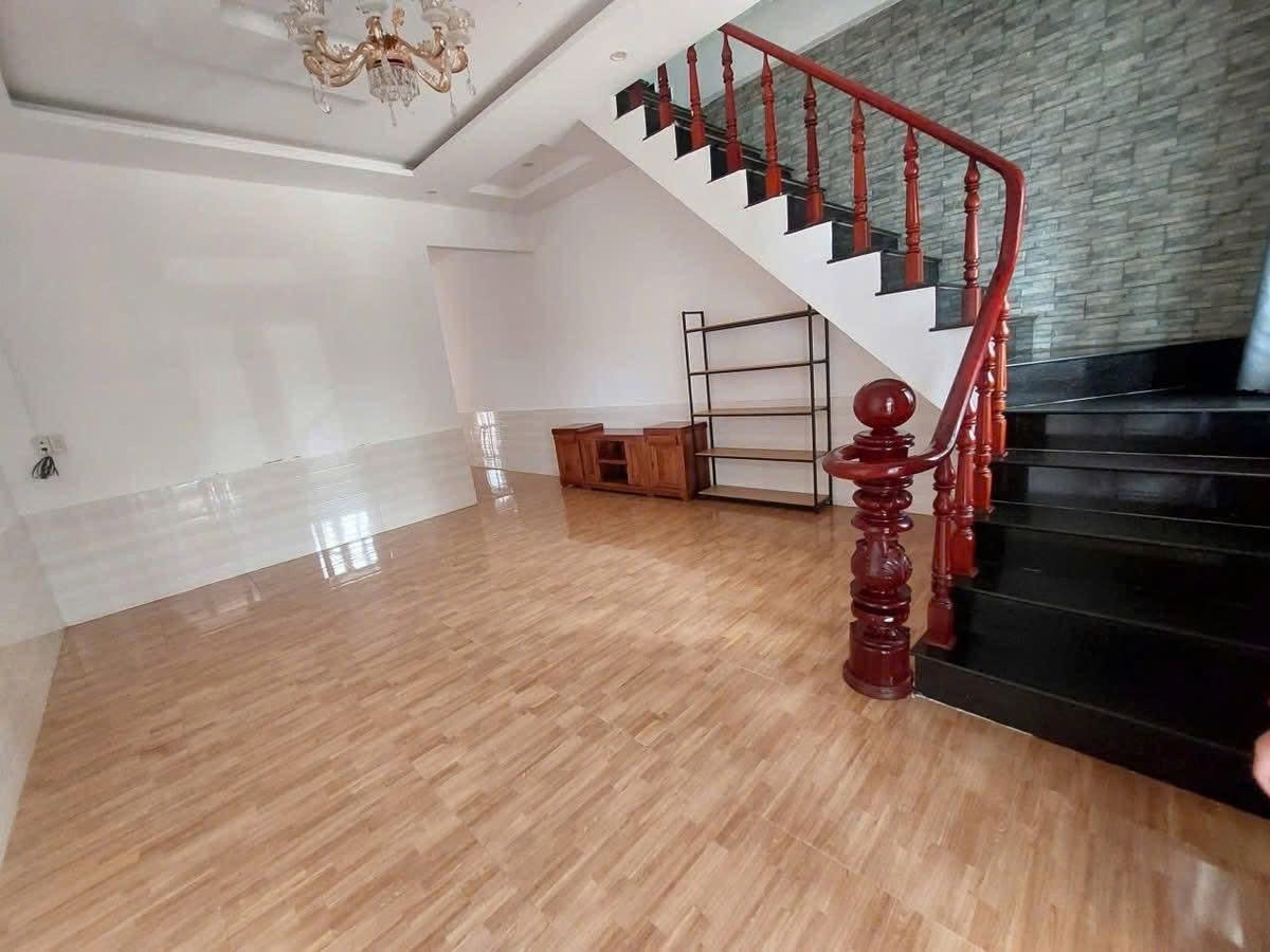 Cho thuê nhà 3 phòng ngủ đường Trạng Trình phường 9 Đà Lạt giá 8 triệu 2