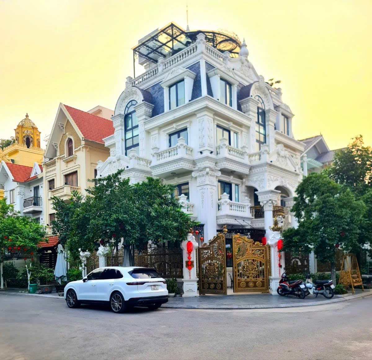 SIÊU BIỆT THỰ VIỆT HƯNG - LONG BIÊN, THANG MÁY, NỘI THẤT CAO CẤP NHÀ 4 MẶT TIỀN