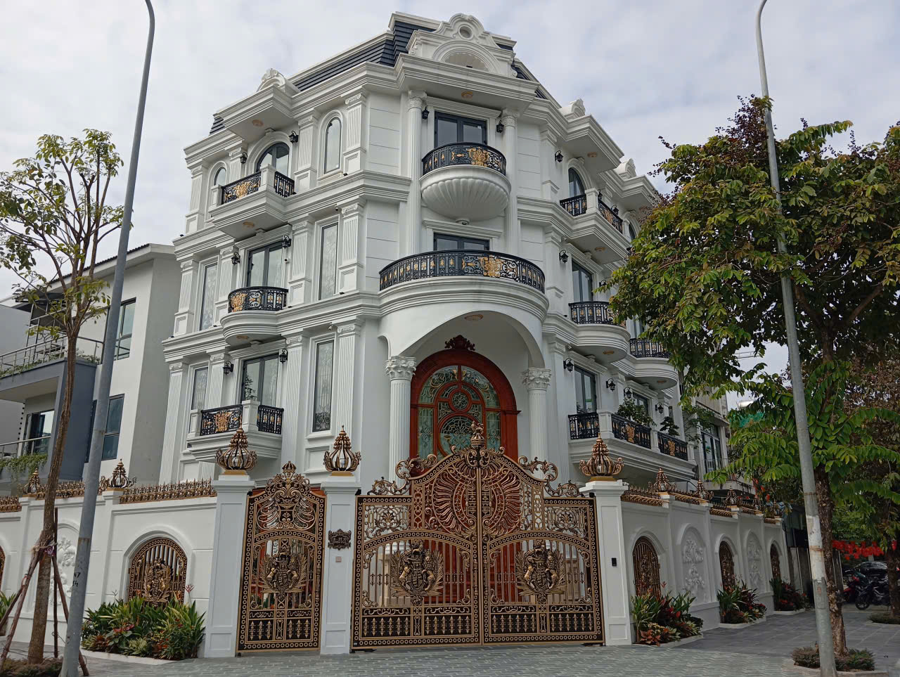 Cực hiếm! Biệt thự lô Góc KĐT Việt Hưng gần trường Marie Curie 300m2 chỉ 8x tỷ. 0989626116