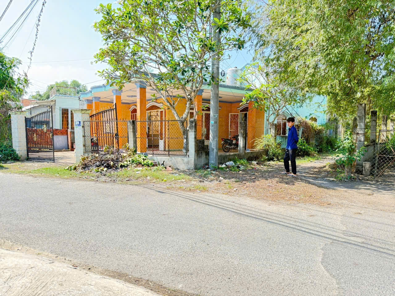 Bán nhà góc 2 mt đường Trương Thị Nguýt , Phú Hòa Đông tdt 261m2 m 3pn , 2wc giá 2,8 tỷ 2