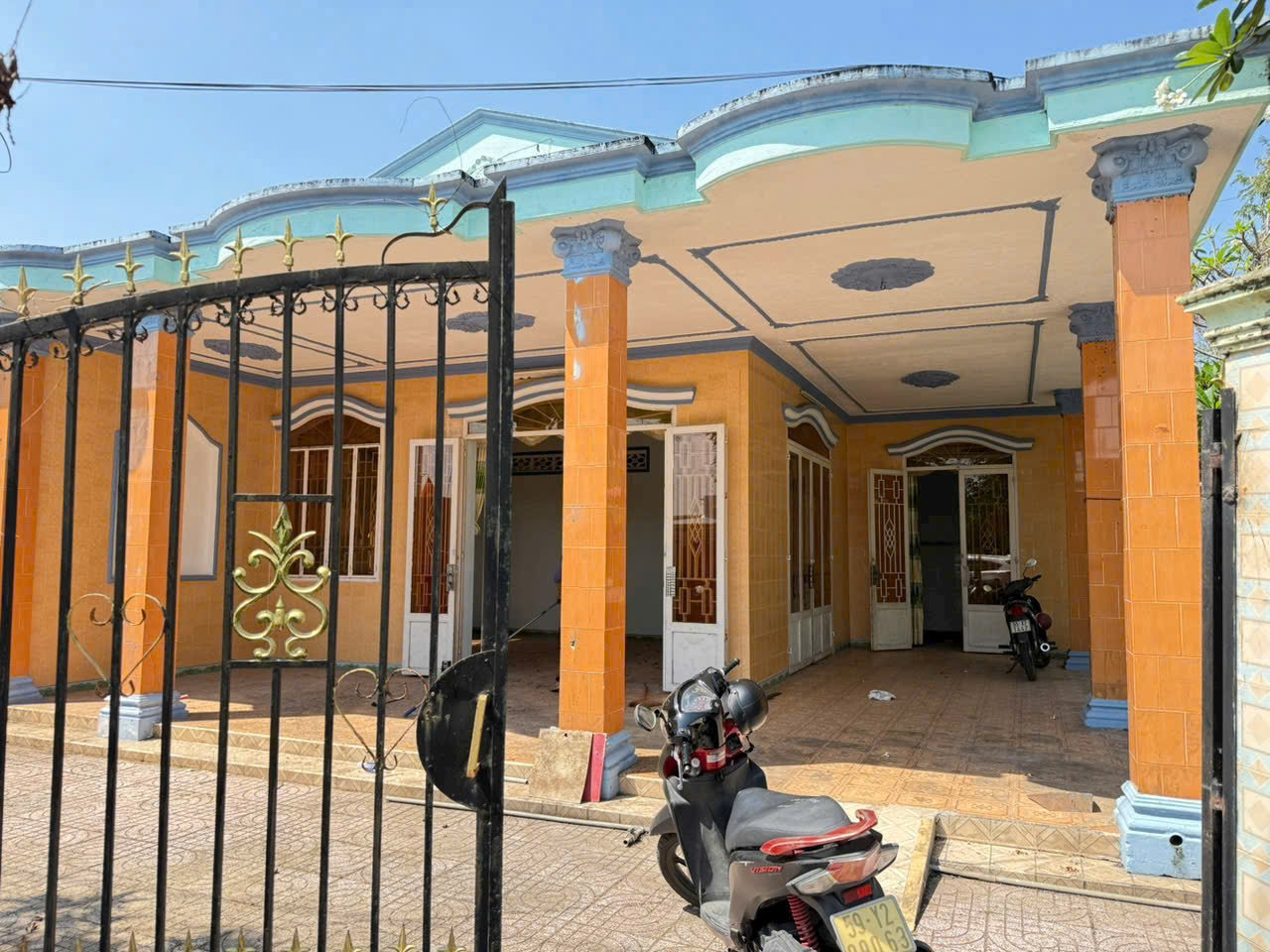 Bán nhà góc 2 mt đường Trương Thị Nguýt , Phú Hòa Đông tdt 261m2 m 3pn , 2wc giá 2,8 tỷ 3