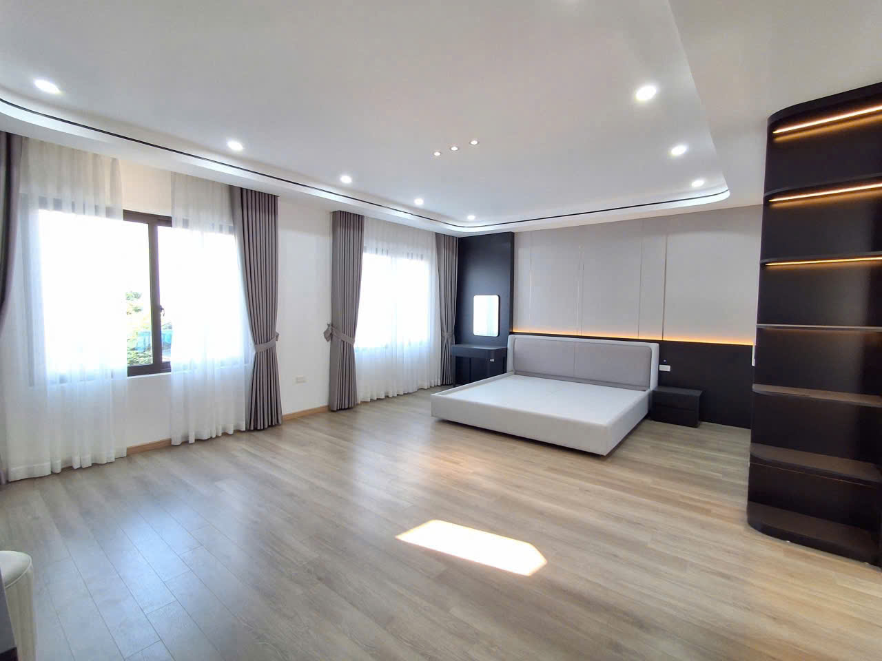 BÁN NHÀ LONG BIÊN THANG MÁY 4 NGỦ Ô TÔ BỒ ĐỀ 4