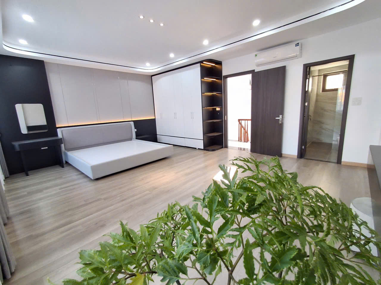 BÁN NHÀ LONG BIÊN THANG MÁY 4 NGỦ Ô TÔ BỒ ĐỀ 3