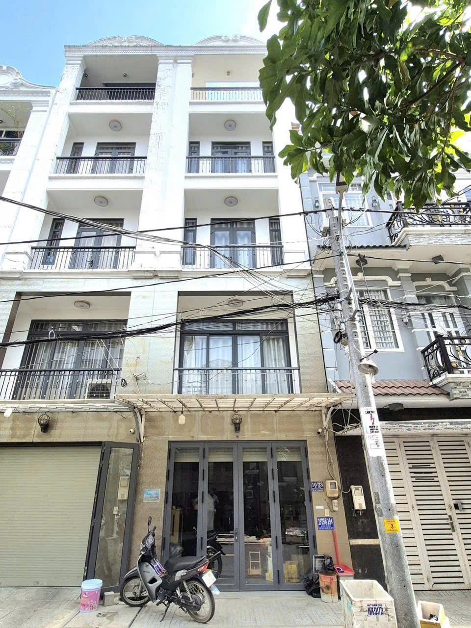 Nhà 4 tầng, xe hơi ngủ trong nhà, vừa ở vừa kinh doanh, cạnh Phú Mỹ Hưng, hơn 8 tỷ