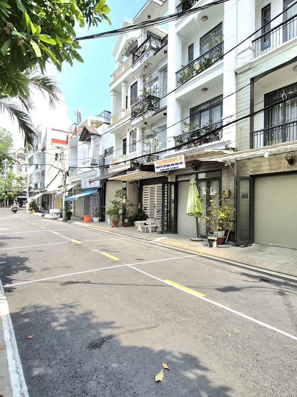 Nhà 4 tầng, xe hơi ngủ trong nhà, vừa ở vừa kinh doanh, cạnh Phú Mỹ Hưng, hơn 8 tỷ 2