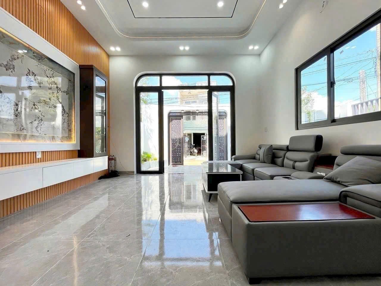 Bán nhà 2 mặt tiền xã Mỹ Hạnh Bắc dt 108m2 1 lầu 2pn,2wc , sân oto đã hoàn công giá 2,75 tỷ 8