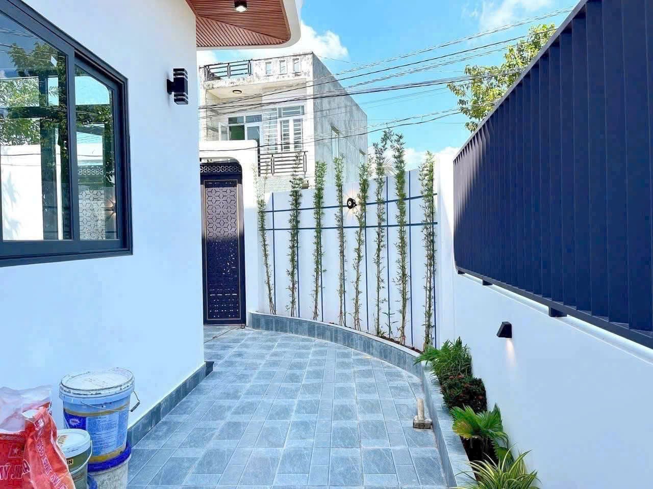 Bán nhà 2 mặt tiền xã Mỹ Hạnh Bắc dt 108m2 1 lầu 2pn,2wc , sân oto đã hoàn công giá 2,75 tỷ 10