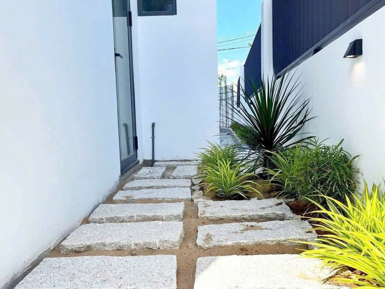 Bán nhà 2 mặt tiền xã Mỹ Hạnh Bắc dt 108m2 1 lầu 2pn,2wc , sân oto đã hoàn công giá 2,75 tỷ 12