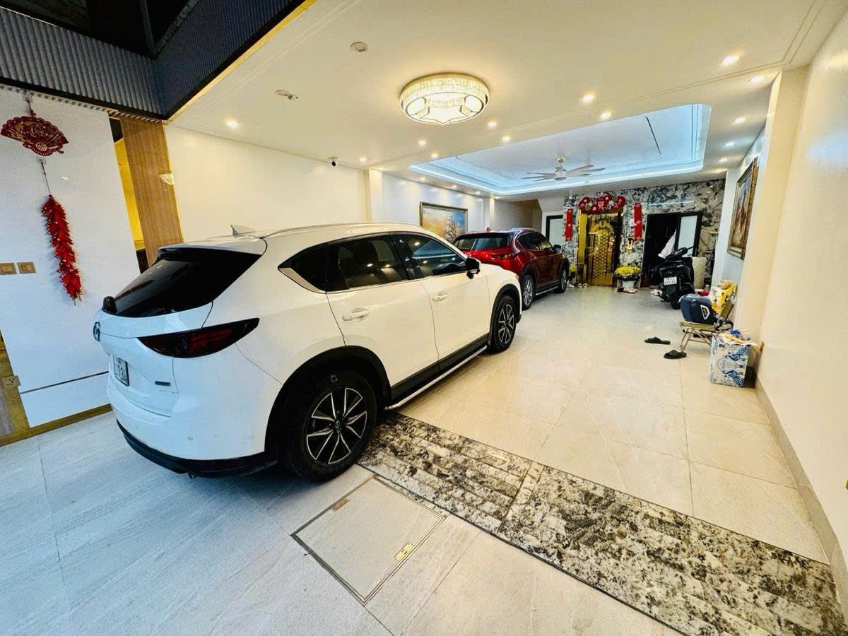 HOA HẬU PHỐ TRẠM - MỚI KÍNH KOONG - 8 TẦNG - THANG MÁY - GARA 2 Ô TÔ , NỘI THẤT CAO CẤP 2