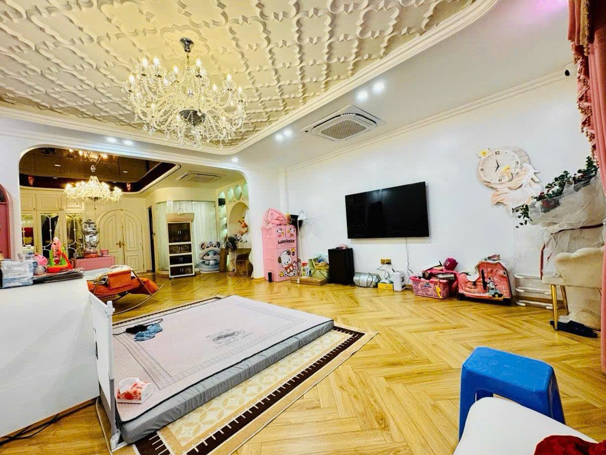 HOA HẬU PHỐ TRẠM - MỚI KÍNH KOONG - 8 TẦNG - THANG MÁY - GARA 2 Ô TÔ , NỘI THẤT CAO CẤP 4