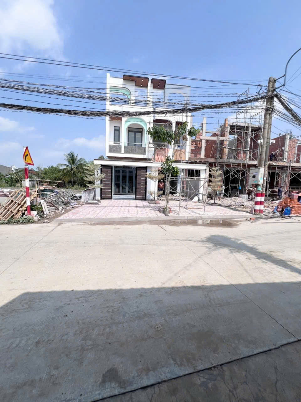 Bán 6 căn nhà xây đồng bộ mt đường Lê Thị Ty, Long Thượng dt 144m2 1 lầu,3pn,2wc giá 3,45 tỷ/căn