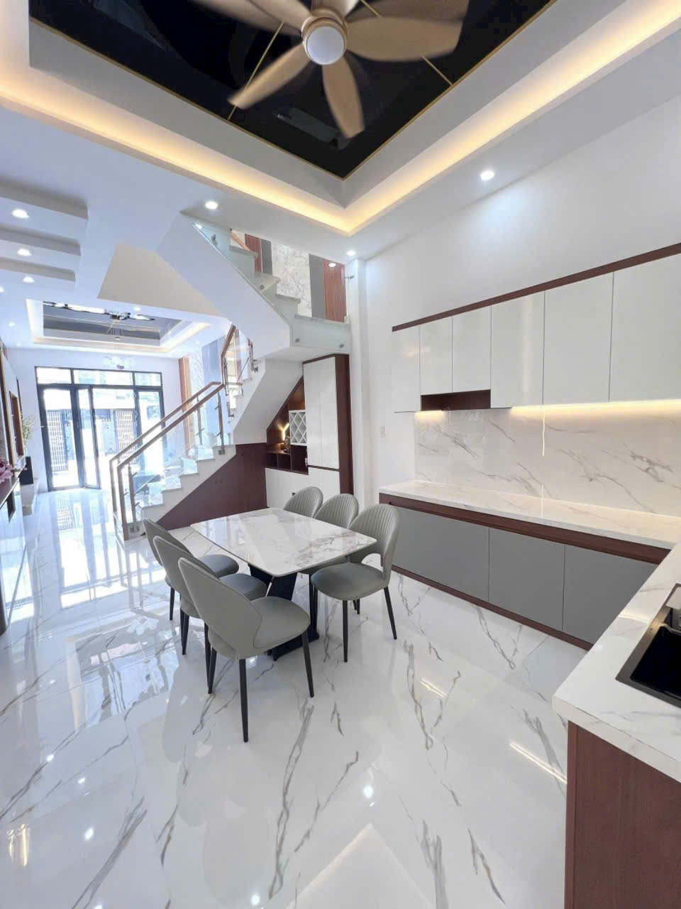 Bán 6 căn nhà xây đồng bộ mt đường Lê Thị Ty, Long Thượng dt 144m2 1 lầu,3pn,2wc giá 3,45 tỷ/căn 6