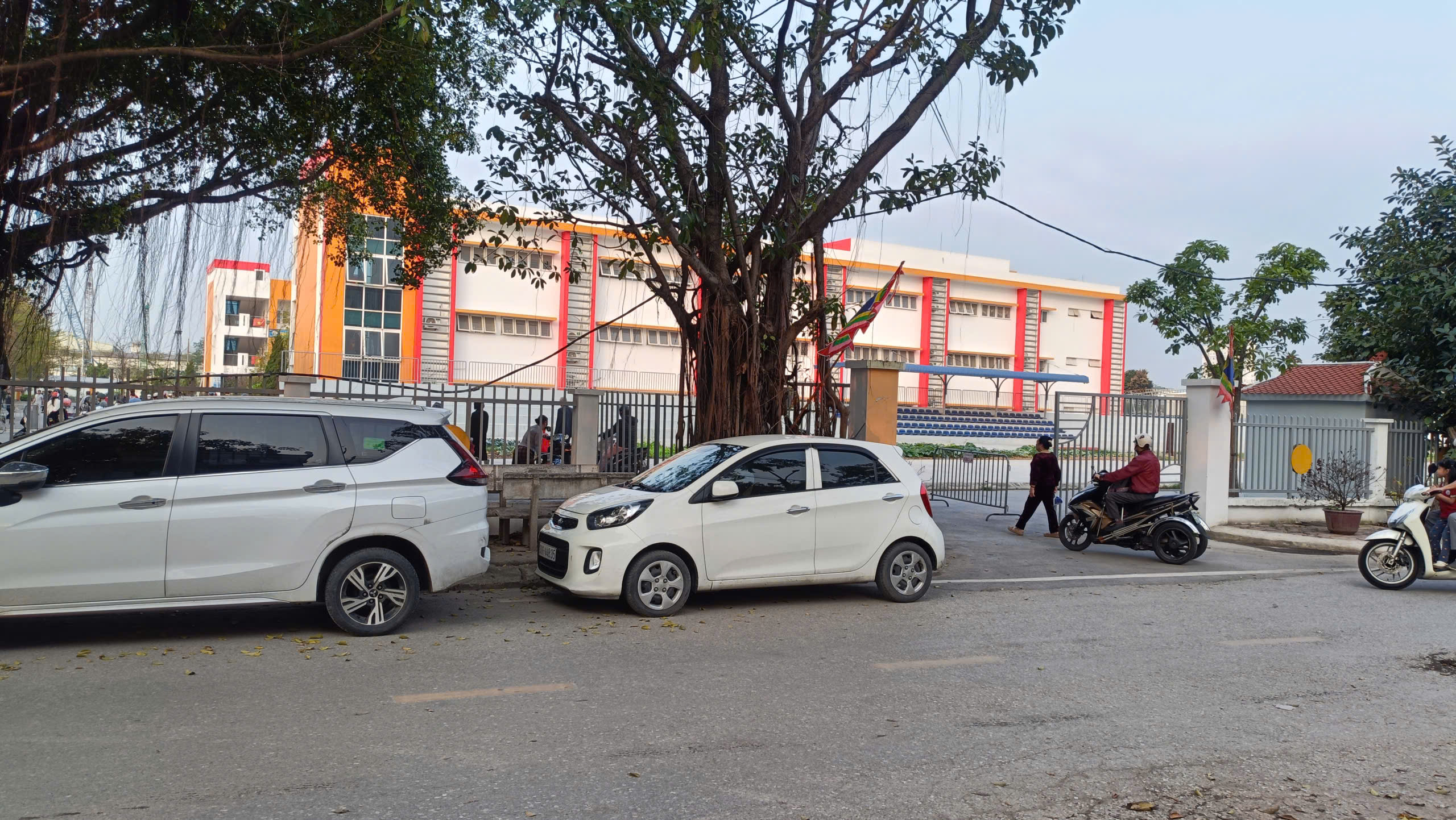 Bán gấp nhà Mặt phố Thạch Bàn, Long Biên, Kinh doanh đỉnh cao, đường nhiều ô tô tránh 5