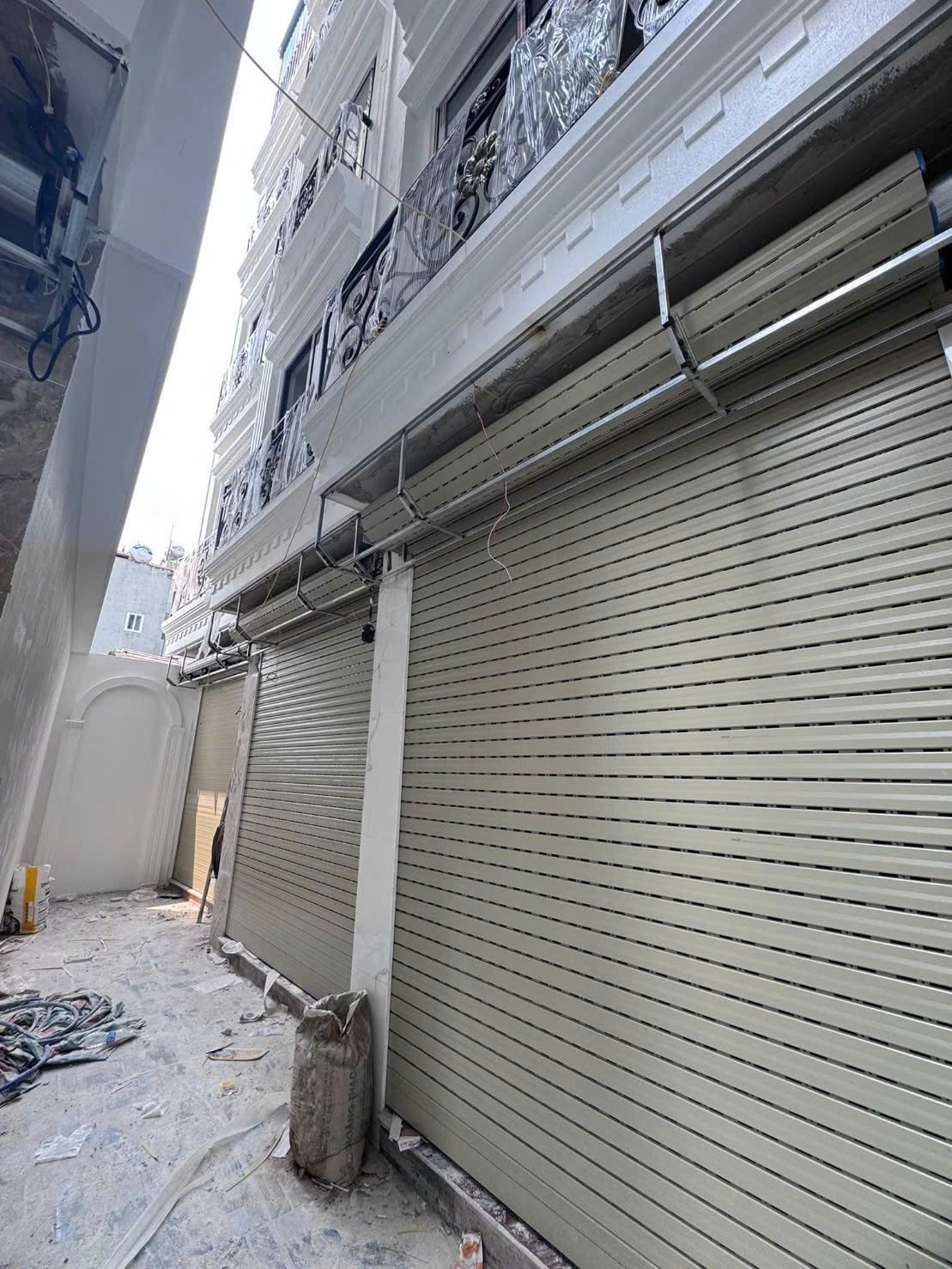 Cực hiếm : Mở Bán liền lô 4 căn - nhà 5 tầng đang hoàn thiện, tại Cự Khối, Long Biên chỉ 3,9 tỷ 2