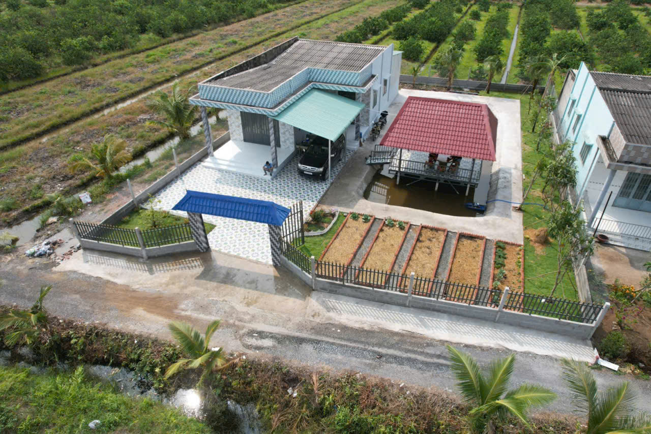 Bán nhà vườn thuỷ tạ xã Bình Đức tdt 709m2 có 2pn,1wc, sân oto giá 1,9 tỷ