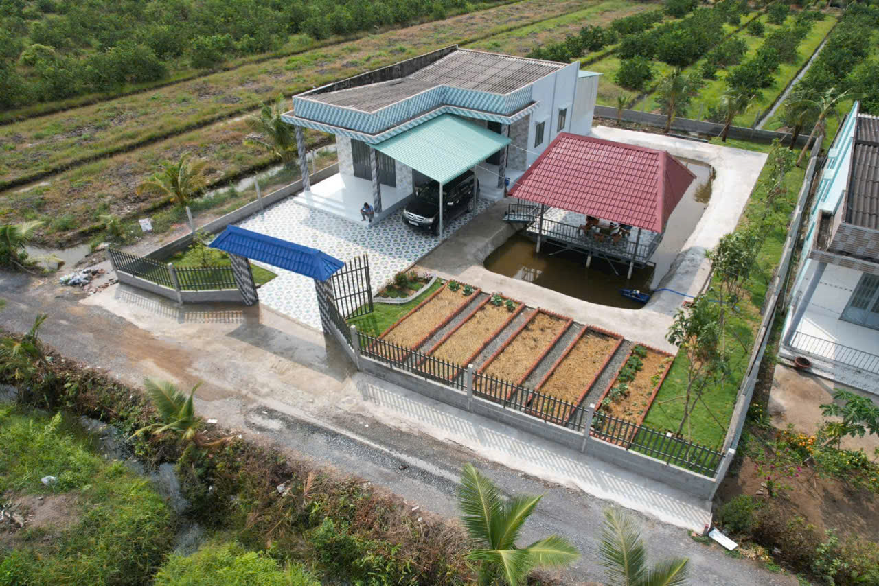 Bán nhà vườn thuỷ tạ xã Bình Đức tdt 709m2 có 2pn,1wc, sân oto giá 1,9 tỷ 2