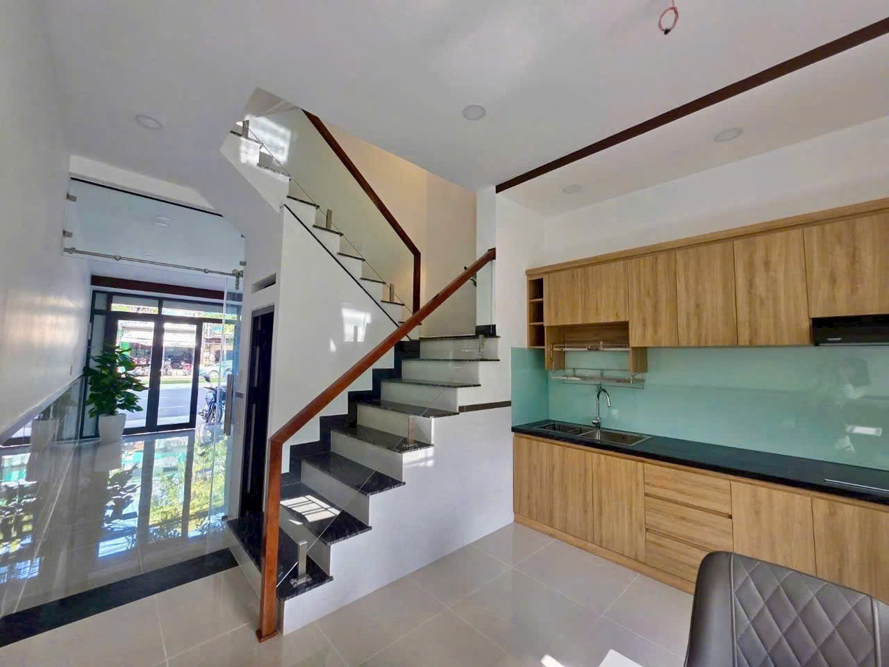 BÁN NHÀ MỚI ĐẸP 3 TẦNG MẶT TIỀN KINH DOANH ĐƯỜNG 2/4, VĨNH PHƯỚC, NHA TRANG. ZÁ 9TỶ790. 3