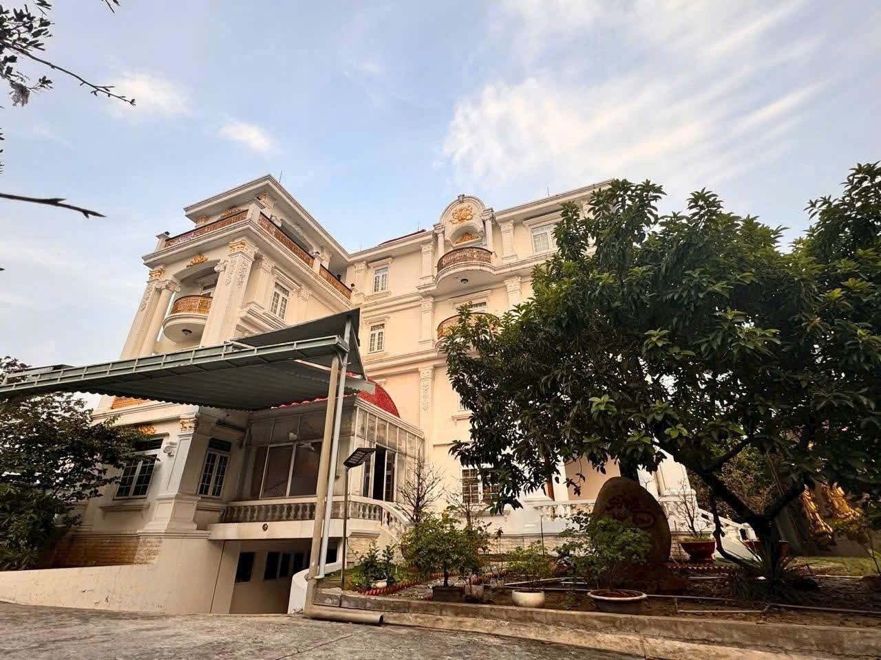 BIỆT PHỦ SIÊU KHỦNG 1.233M² – HẦM 5 TẦNG – SÂN VƯỜN GẦN 1.000M² – CHỈ 95 TỶ 2