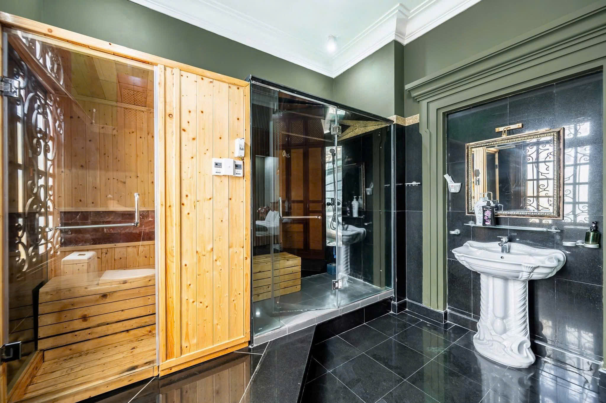 Cho thuê Biệt thự Phường Thảo Điền, Quận 2, Diện tích 200m², Giá 130 Triệu/tháng