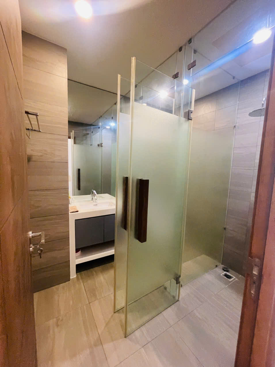 Cho thuê Biệt thự Quận 9, Hồ Chí Minh, Diện tích 251m², Giá Thương lượng 9