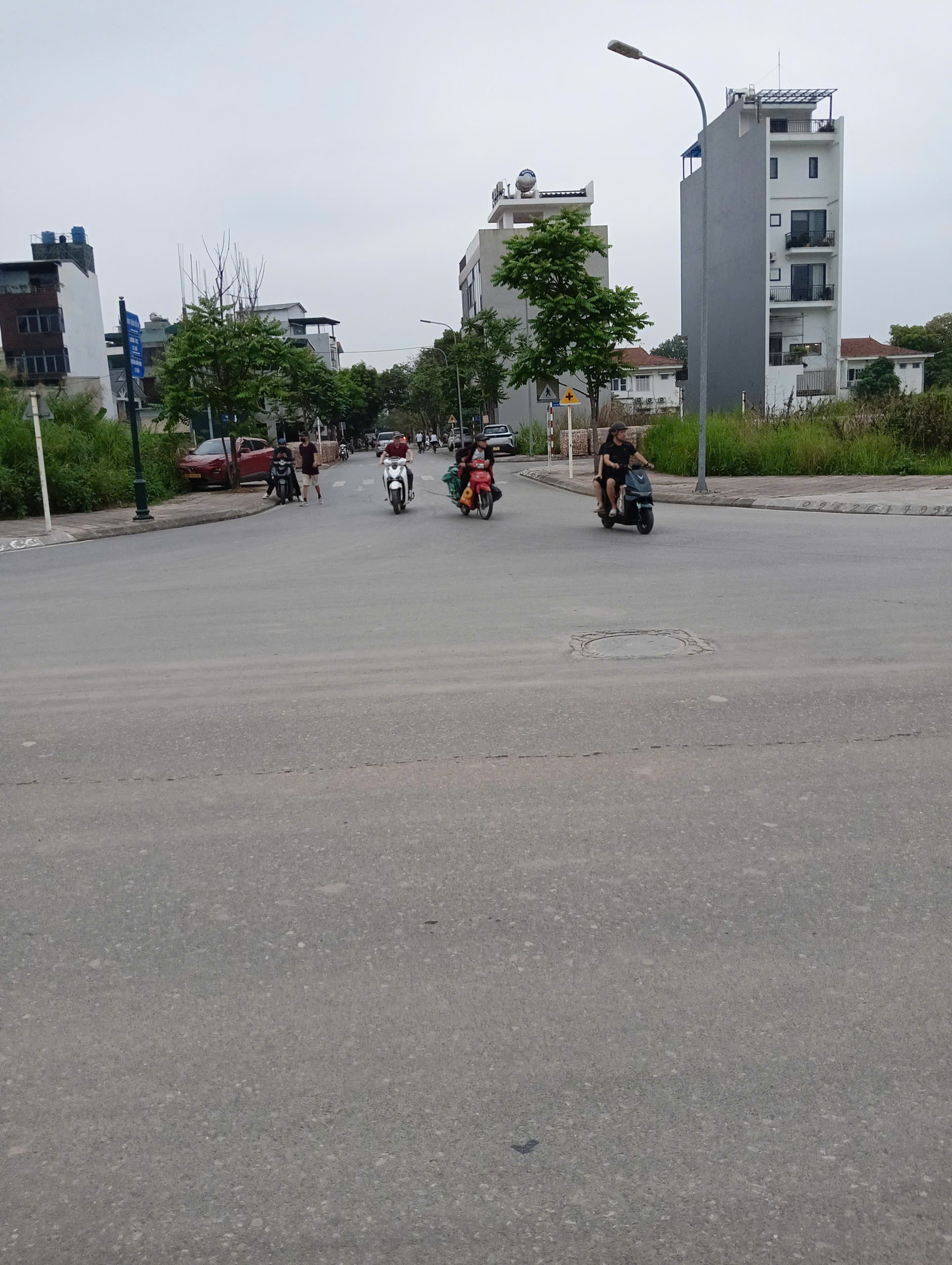 BÁN NHÀ MẶT ĐƯỜNG CỰ KHỐI HOA ĐỘNG – LONG BIÊN – VỊ TRÍ ĐẮC ĐỊA .