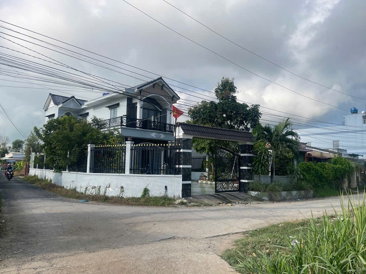 Bán biệt thự góc 2 mt xã Long Cang, Cần Đước 1 lầu 3pn 2wc dt 251m2 giá 5,2 tỷ 2