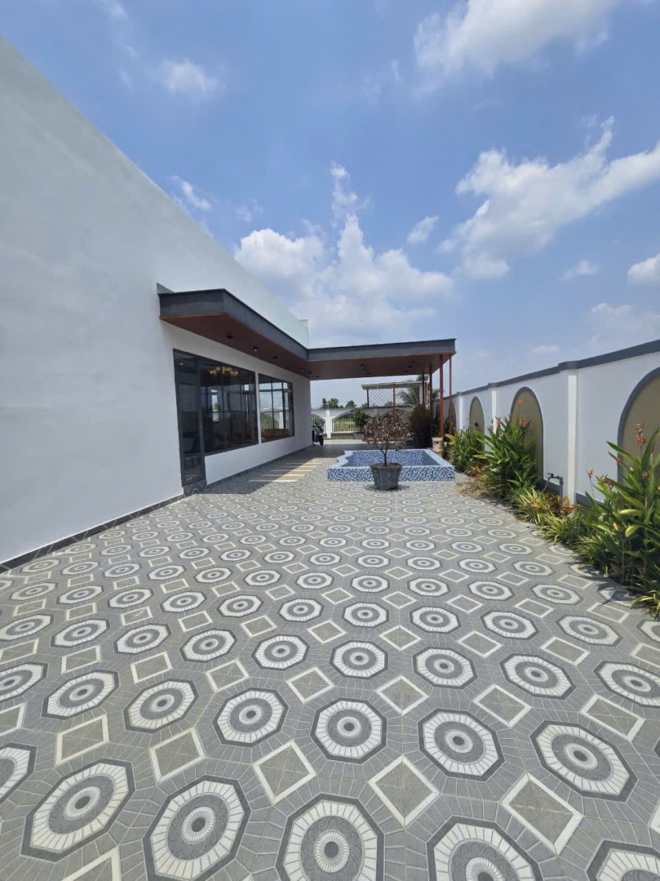 Bán villa sân vườn hồ bơi Long Thượng, Cần Giuộc dt550m2 , 3pn,2wc giá 5,6 tỷ