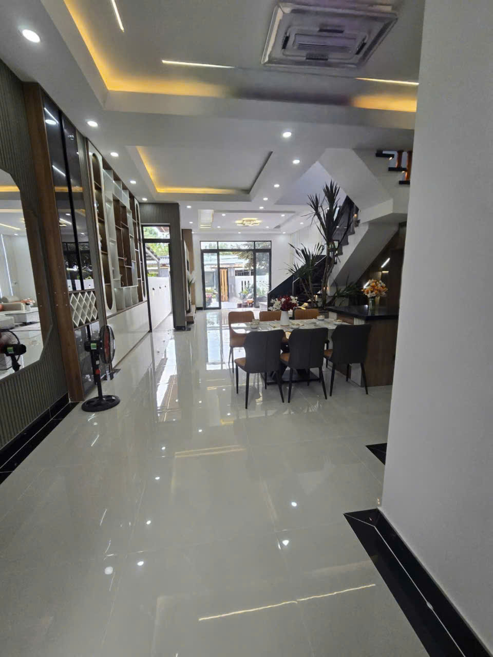 Bán Villa sân vườn kế chợ Long Thượng dt 198m2 , 1 lầu , 3pn,3wc giá 4,6 tỷ 3