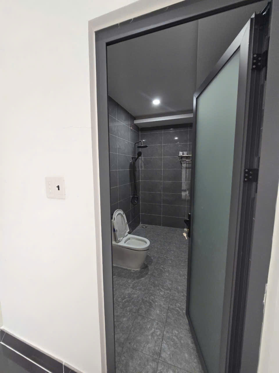 Bán Villa sân vườn kế chợ Long Thượng dt 198m2 , 1 lầu , 3pn,3wc giá 4,6 tỷ 5