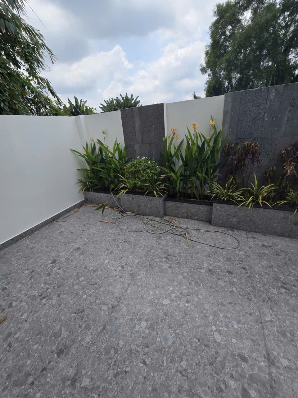 Bán Villa sân vườn kế chợ Long Thượng dt 198m2 , 1 lầu , 3pn,3wc giá 4,6 tỷ 6