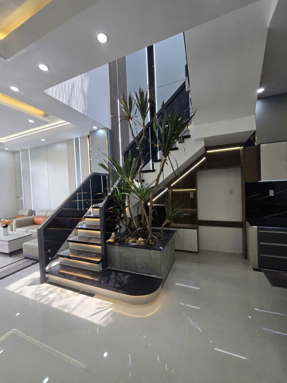 Bán Villa sân vườn kế chợ Long Thượng dt 198m2 , 1 lầu , 3pn,3wc giá 4,6 tỷ 7