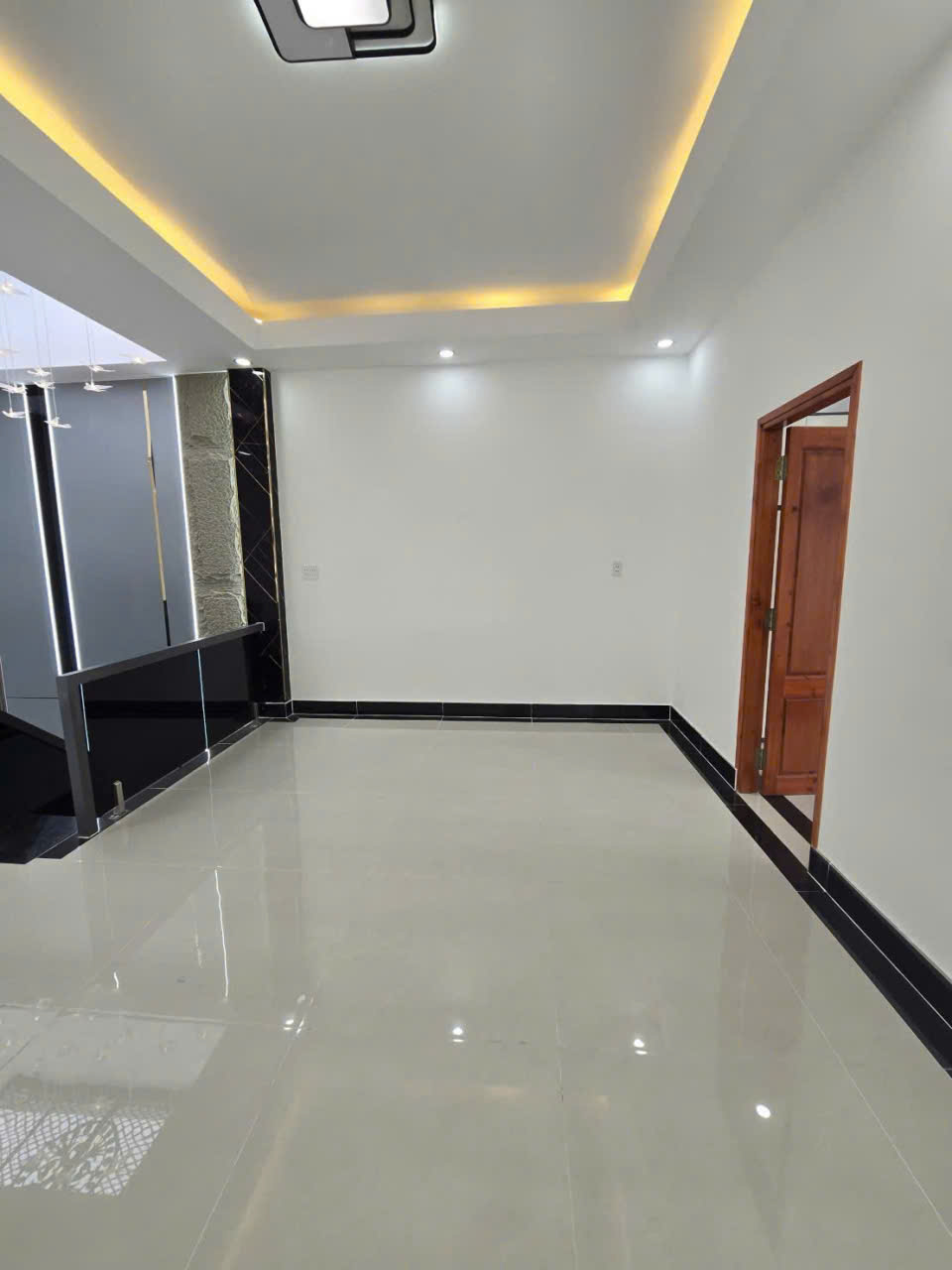 Bán Villa sân vườn kế chợ Long Thượng dt 198m2 , 1 lầu , 3pn,3wc giá 4,6 tỷ 9