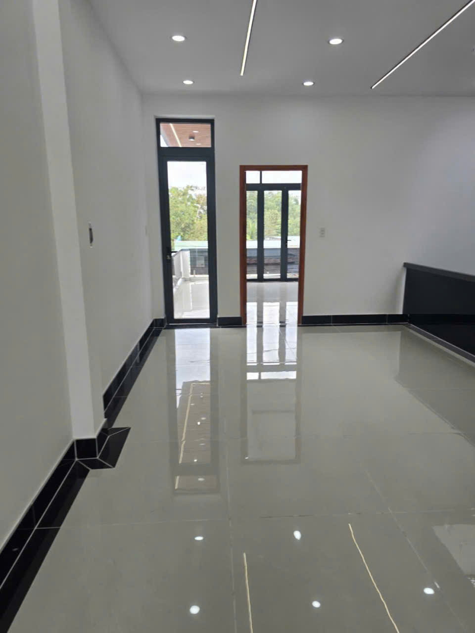Bán Villa sân vườn kế chợ Long Thượng dt 198m2 , 1 lầu , 3pn,3wc giá 4,6 tỷ 10