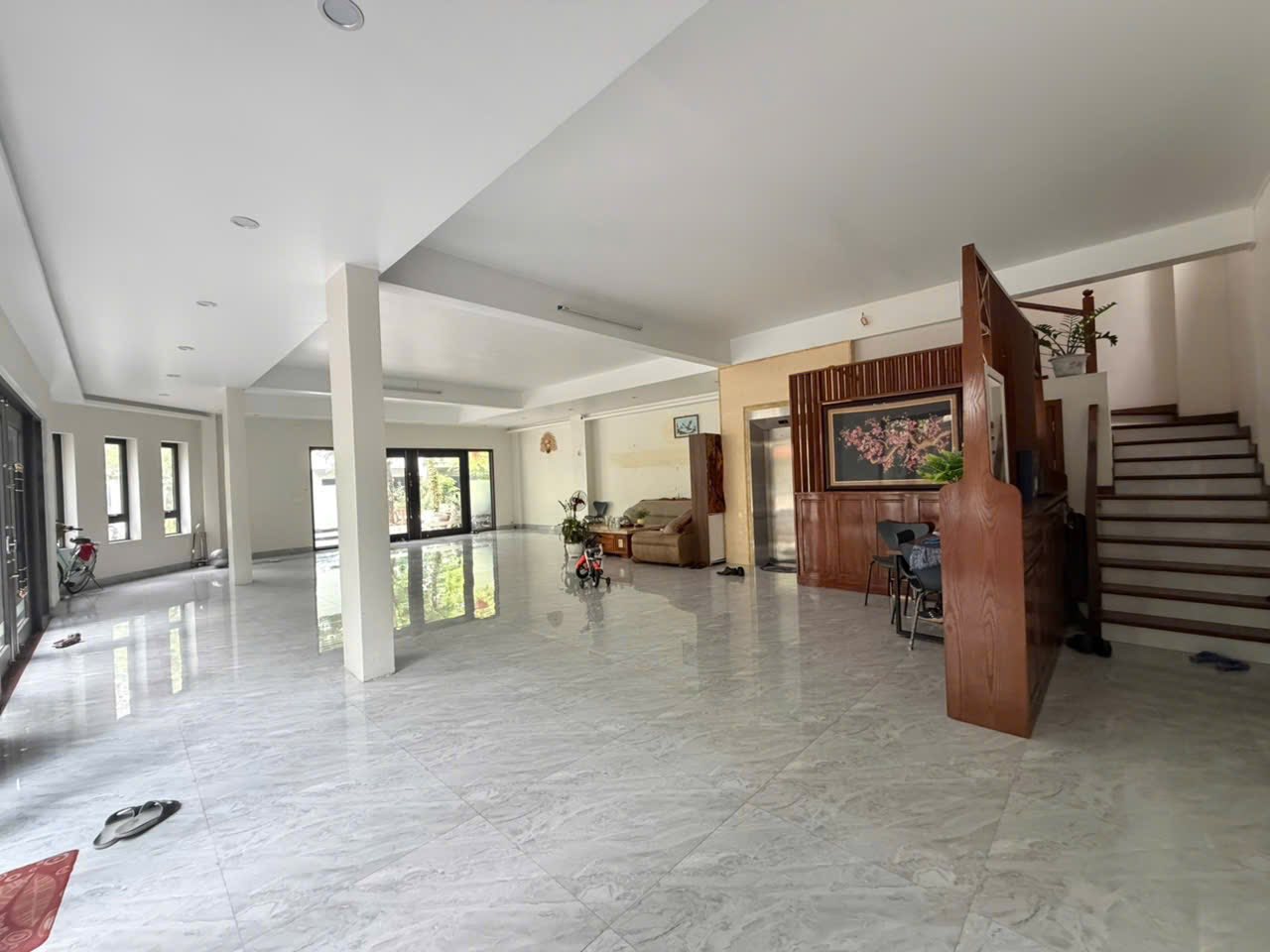 Cho thuê tầng 1 căn nhà góc mặt phố KĐT Ecopark Hải Dương, 150m2, vỉa hè cực rộng