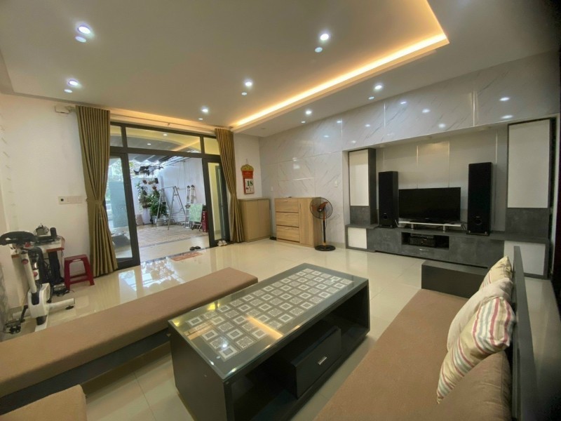 Bán khách sạn Đồng Khởi 200m2 20 phòng giá 14.5 tỷ đối diện bến xe Đà Nẵng