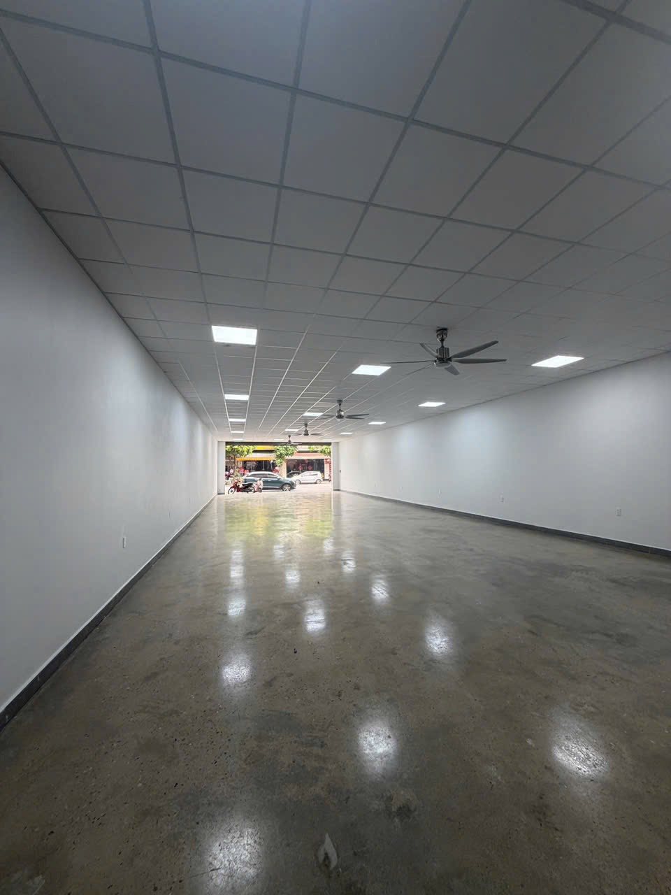 Cho thuê căn nhà mặt đường Lê Thanh Nghị, TP HD, 260m2, mặt tiền 8.5m, thang máy, KD tốt 2