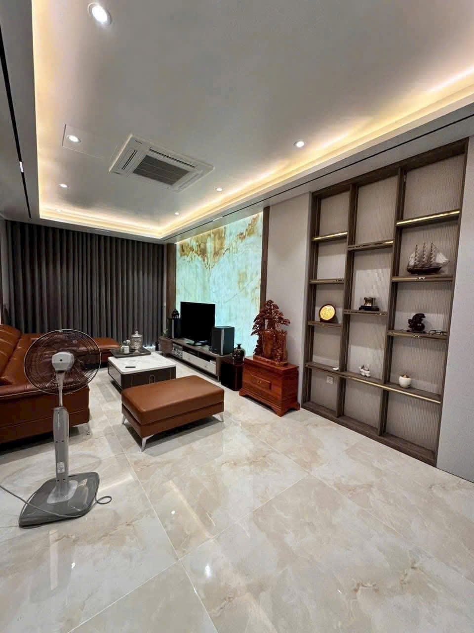 Cho thuê căn nhà 5 tầng mặt phố view công viên khu Đông Nam Cường, TP HD, 72m2, thang máy 2