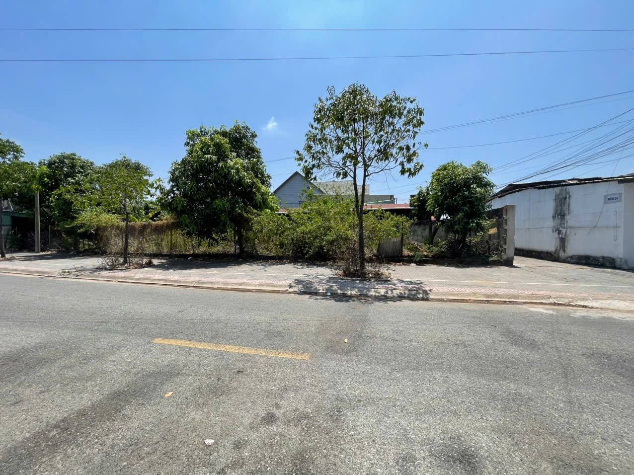 LÔ GÓC 2 MẶT TIỀN – NGANG 20M – TRUNG TÂM PHƯỜNG LONG HƯƠNG