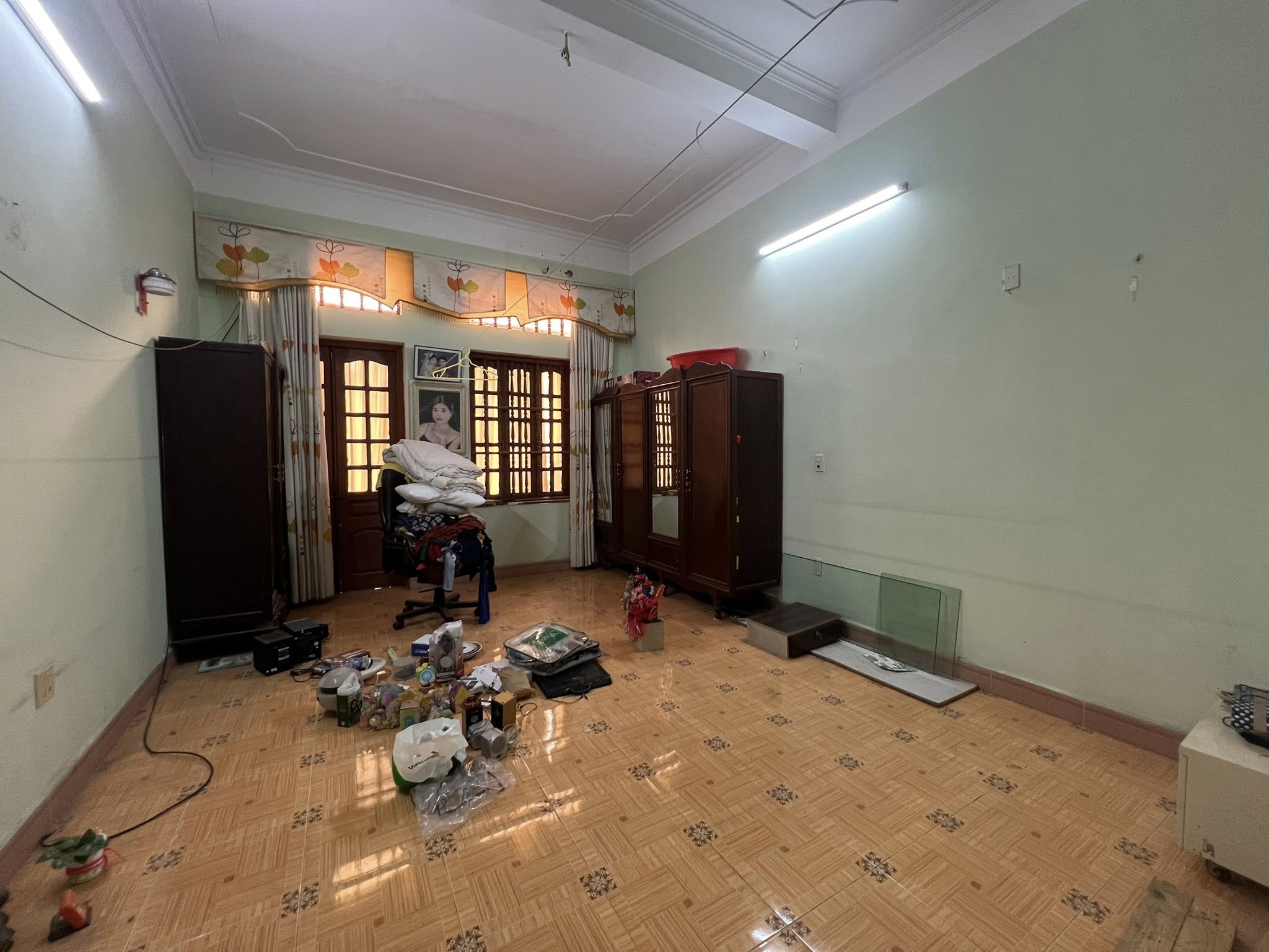 Cho thuê căn nhà 3 tầng mặt phố gần viện Đông Y, ph Hải Tân, TP HD, hơn 100m2, 3 ngủ 2