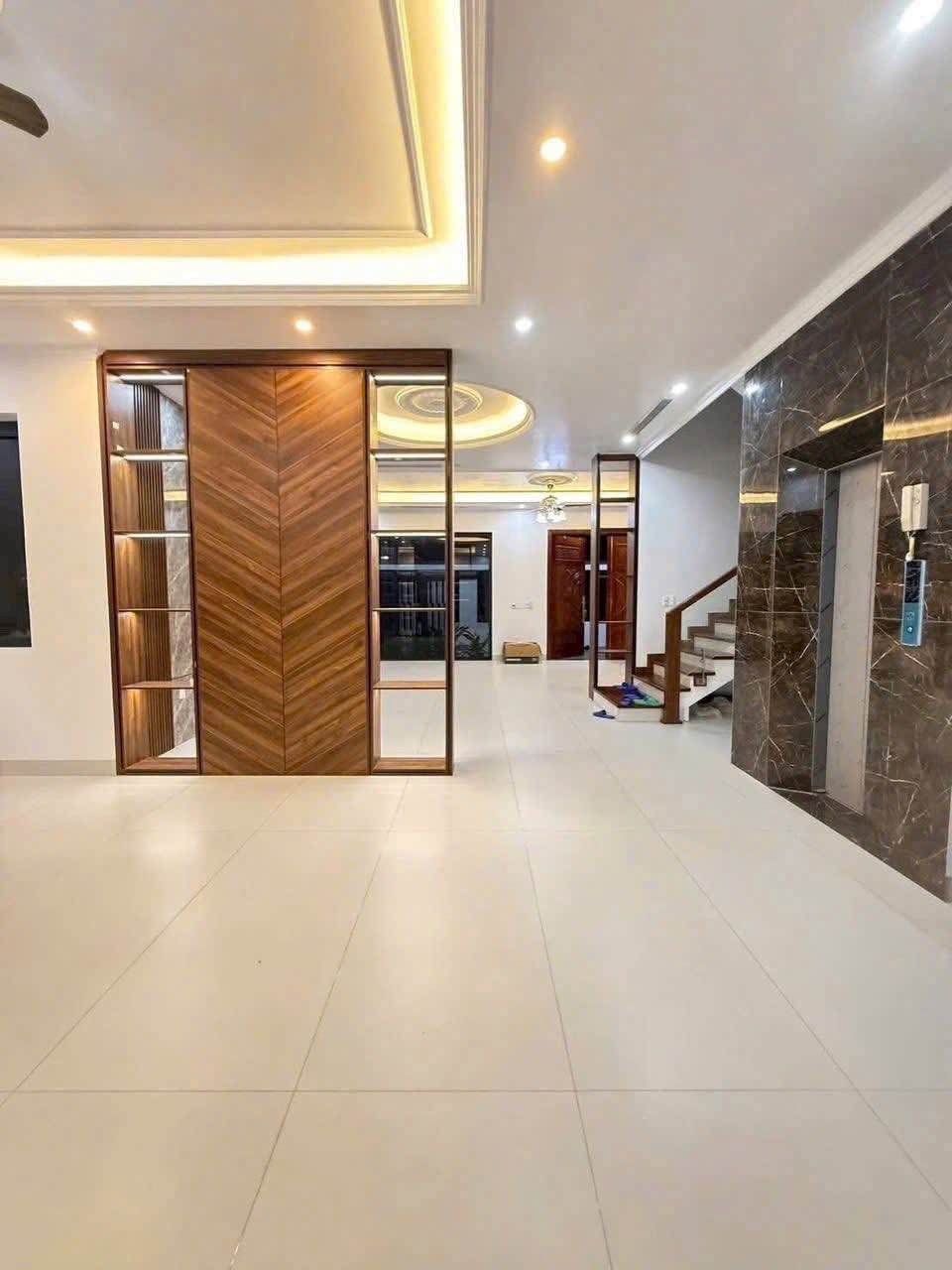 Bán căn biệt thự mặt phố khu Đỉnh Long, ph Tân Bình, TP HD, 174m2, mt 12m, thang máy 2