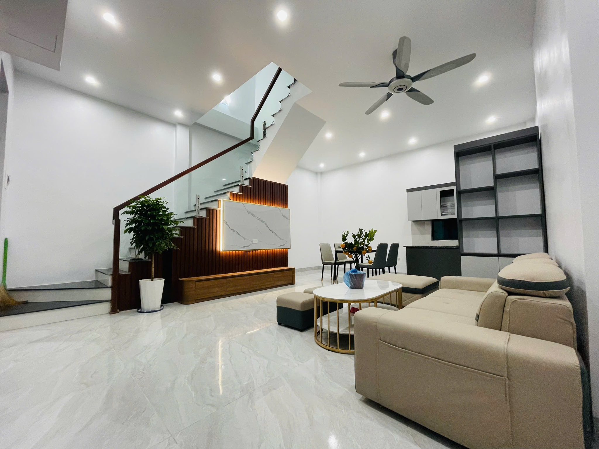 Bán căn nhà 3 tầng ngõ phố Phan Chu Trinh, ph Nhị Châu, TP HD, 42m2, mt 5m, 3 ngủ, 3 vs
