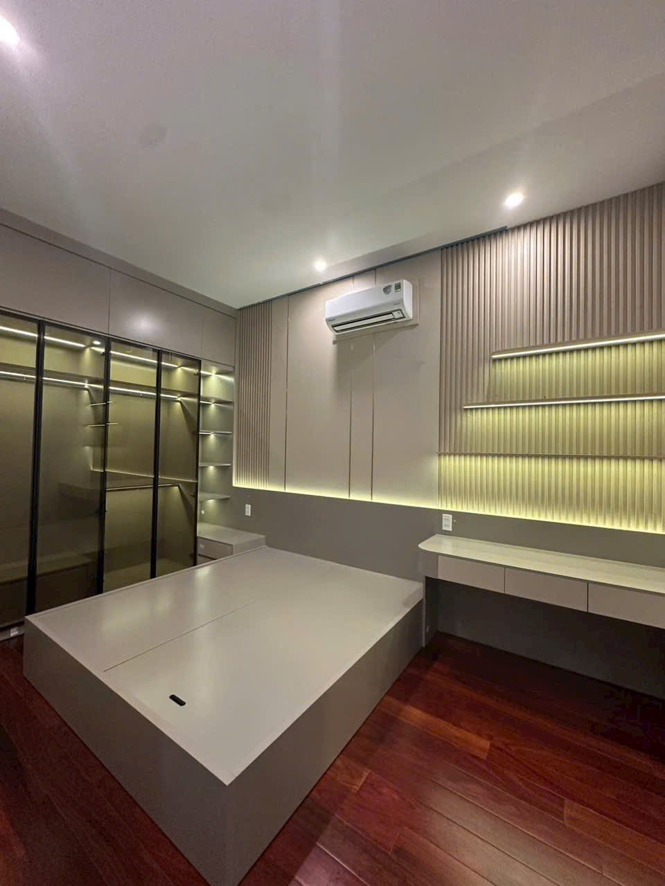 Bán căn biệt thự mặt phố khu Đỉnh Long, ph Tân Bình, TP HD, 174m2, mt 12m, thang máy 12