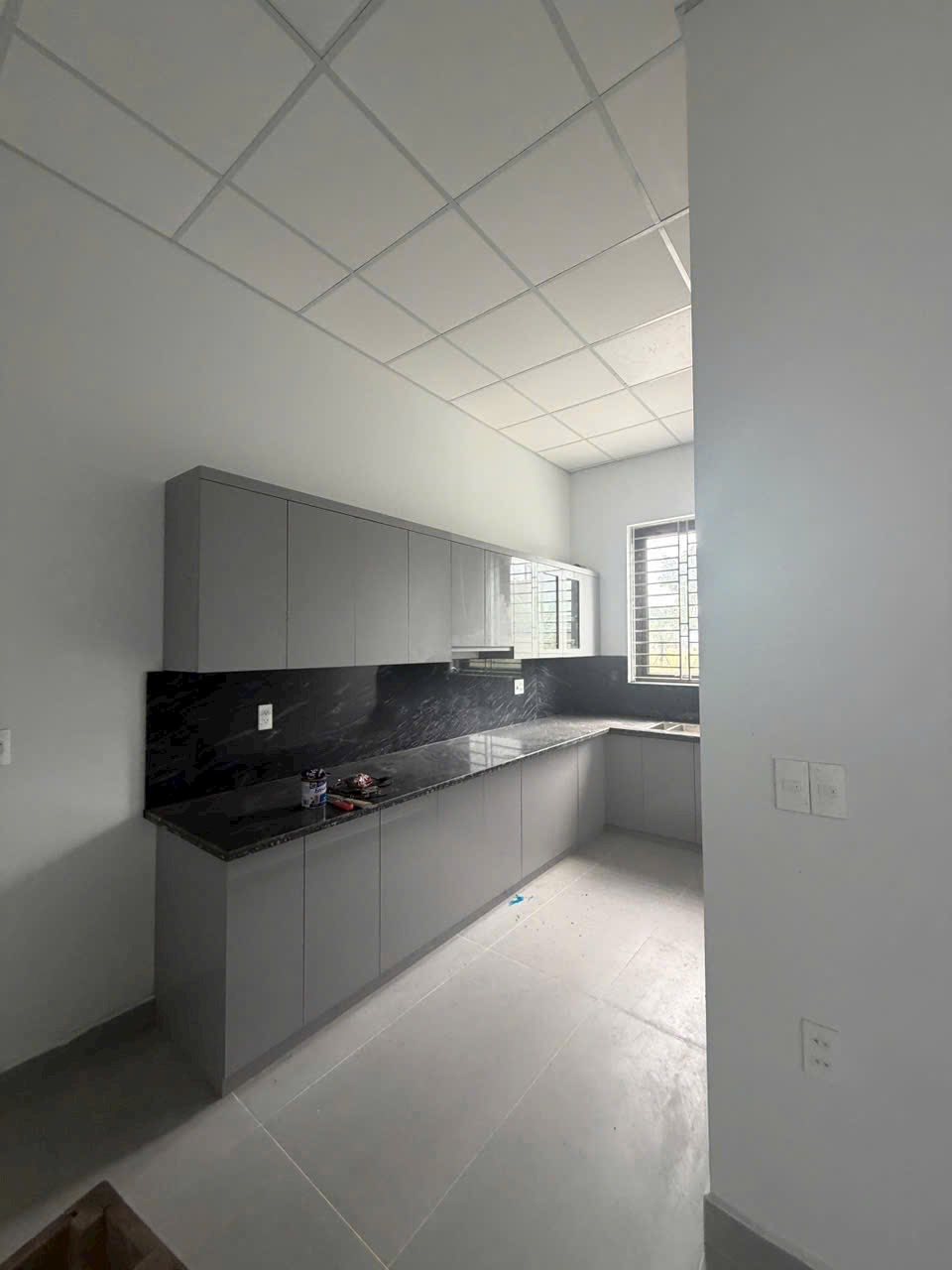 Cho thuê căn nhà mặt đường Lê Thanh Nghị, TP HD, 260m2, mặt tiền 8.5m, thang máy, KD tốt 3