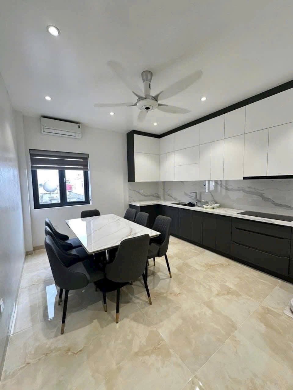 Cho thuê căn nhà 5 tầng mặt phố view công viên khu Đông Nam Cường, TP HD, 72m2, thang máy 3