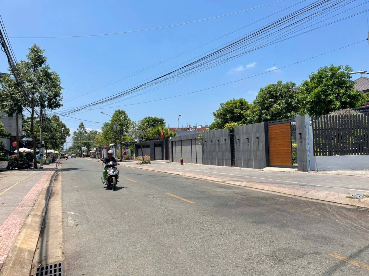 LÔ GÓC 2 MẶT TIỀN – NGANG 20M – TRUNG TÂM PHƯỜNG LONG HƯƠNG 2