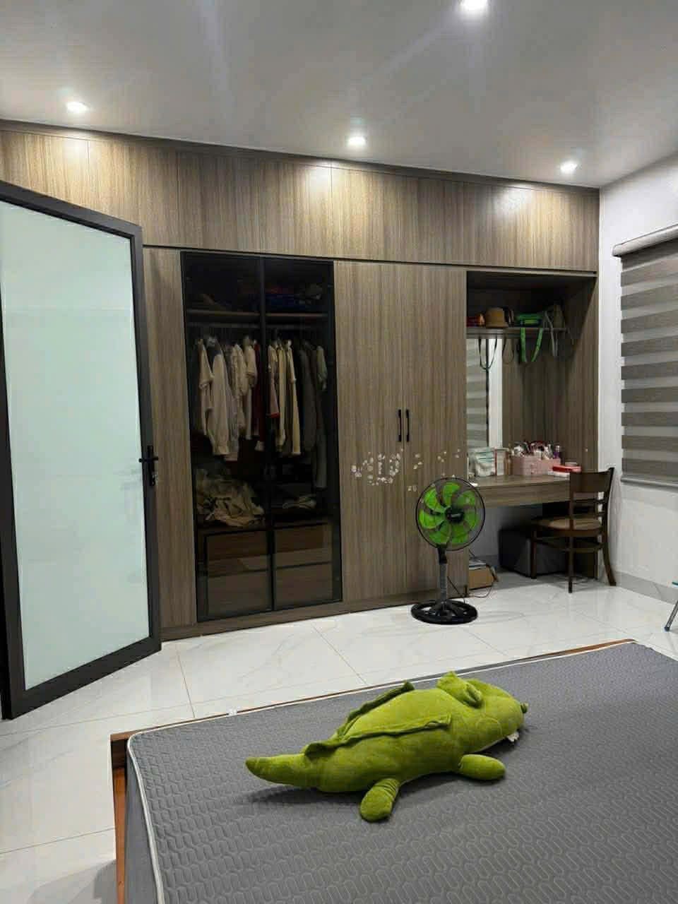 Bán căn nhà 3.5 tầng ngõ phố Phan Chu Trinh, ph Nhị Châu, TP HD, 50m2, mt 5.12m, 3 ngủ 3